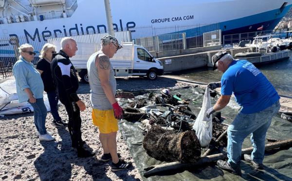 Opération de nettoyage pour un "port propre" à Lisula