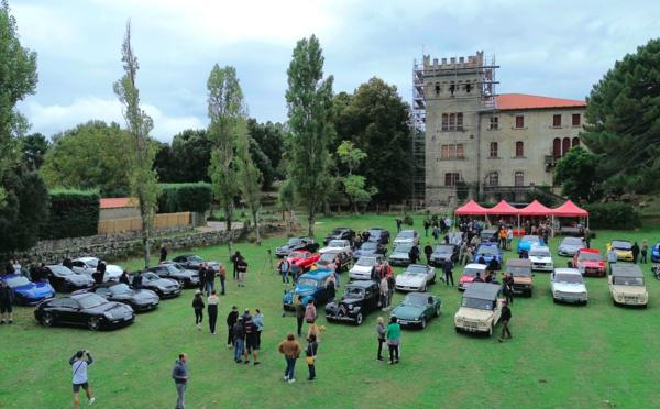 Le château de Quenza sublimé par un rassemblement de véhicules d'époque