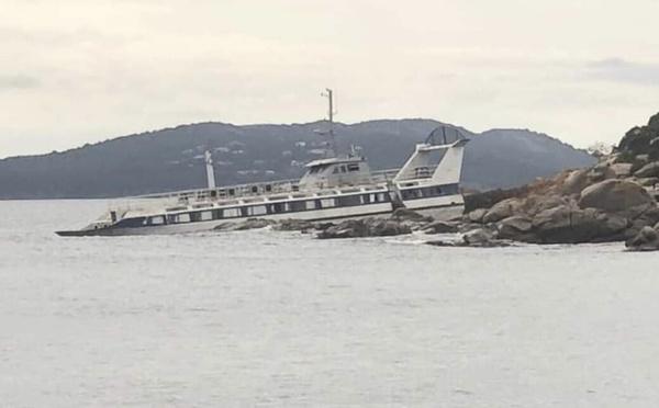 Sainte-Lucie de Porto-Vecchio : un navire échoué suscite l'inquiétude 