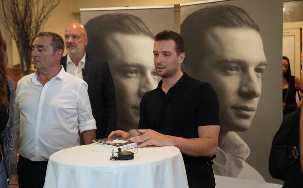 Jordan Bardella en dédicace à Ajaccio devant plusieurs centaines de personnes