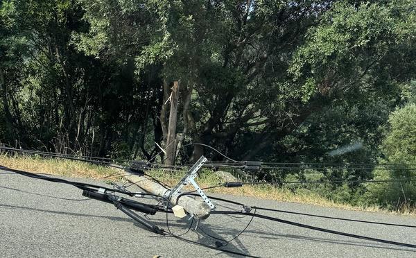 Route de Suerta : poteaux brisés et branches arrachées par le vent