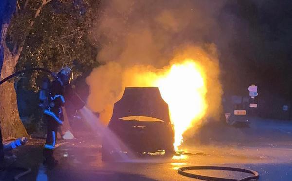Voiture en feu à Venaco