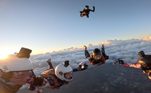 À Ghisonaccia, les parachutistes se mobilisent pour Octobre Rose
