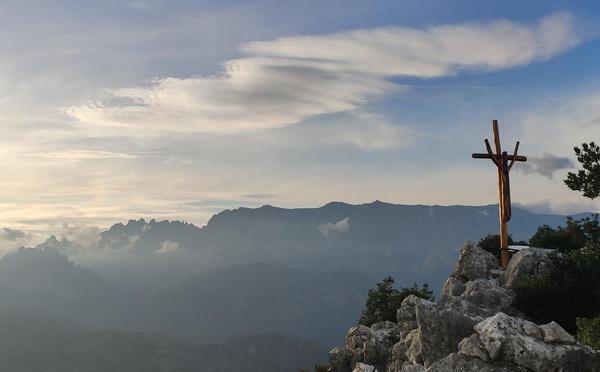 A màghjina - Sottu à a croce di u Monte Santu