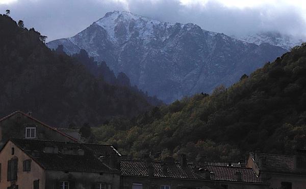 Corte - L’hiver s’installe avec la première neige sur le Monte Ritondu