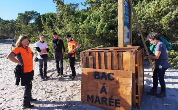 Des lycéens sartenais construisent un bac à marée et l’installent sur la plage de Pinareddu