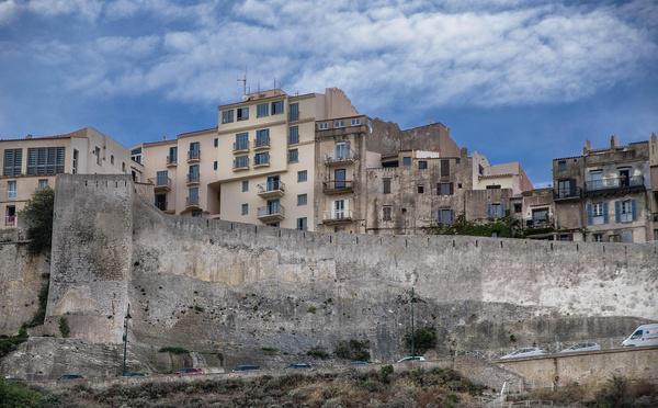 Gérer sa copropriété sans syndic : avantages et limites