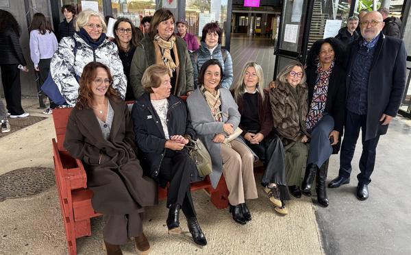 Biguglia - Un banc rouge contre toutes les formes de violences installé par les collégiens