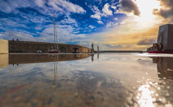 A maghjina - In Bastia, un spechju marinu cilestu