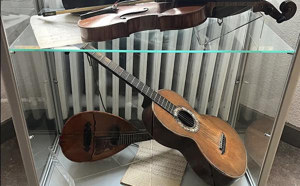 Bastia - Les instruments de musique personnels de Simon Vinciguerra exposés à U Vechju Liceu