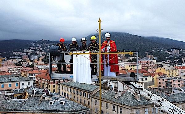 Une nouvelle croix trône au clocher de Notre-Dame-de-Lourdes à Bastia