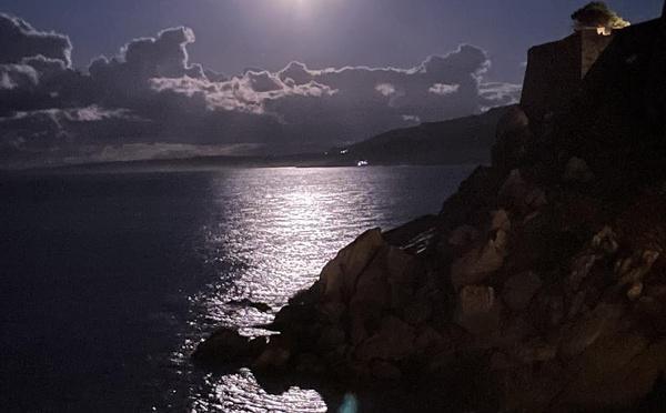 A màghjina - Chjaru di luna nant’à Calvi