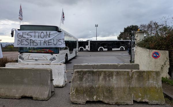 ​Grève des bus ajacciens : la CAPA fait poser des blocs de béton devant le dépôt du Vazzio