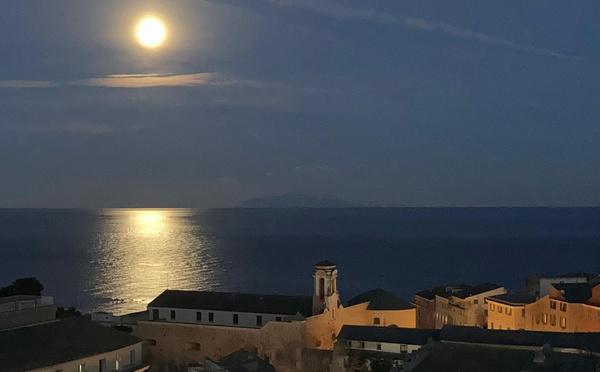 A màghjina - A luna di a neve sopra Bastia