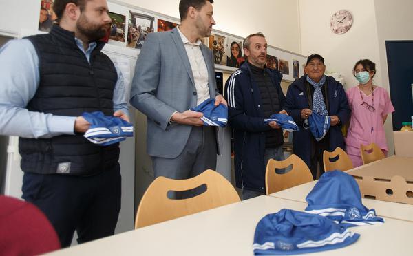 Le Sporting Club de Bastia offre des bonnets oncologiques aux patients du centre hospitalier