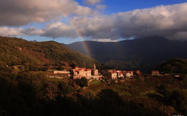 A màghjina - Mela di Tallà sottu à l'arcubalenu