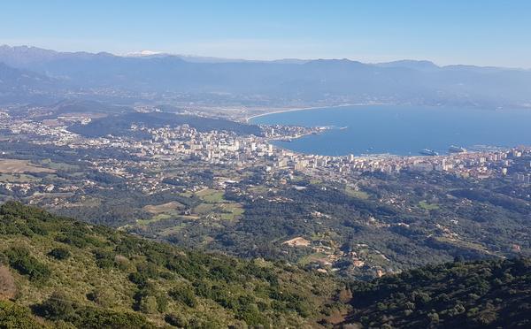 A màghjina - U Castellu di a Punta, finestra aperta nant'à Aiacciu