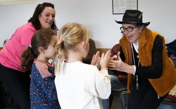 Yoga du rire : quand maternelles et seniors partagent un moment à Borgo