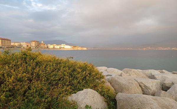 A màghjina - Raghju di sole nant'à u golfu d'Aiacciu