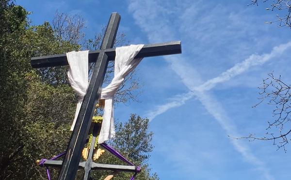 A màghjina - Pieve di Lota : una croce in celu, in u silenziu di u Venneri Santu