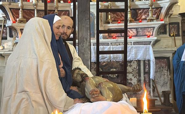 À Monticellu, la « Schjudazione » est une tradition ressuscitée où la foi se fait scène et mémoire