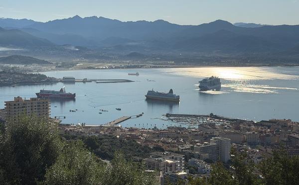 Flambée des prix des carburants : les pêcheurs bloquent les ports de commerce corses