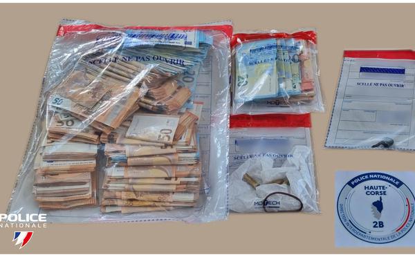 Téléphone au volant à Bastia : un simple contrôle débouche sur une affaire de stupéfiants et 35 000 € en liquide