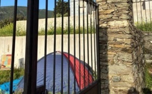 Figarella : et si on campait dans l'enceinte du cimetière ?