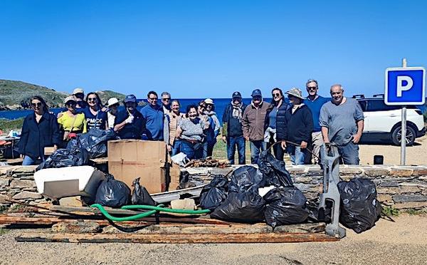 Grand nettoyage à Centuri : plus de 500 kg de déchets retirés sur la côte de l'ilot de Capense