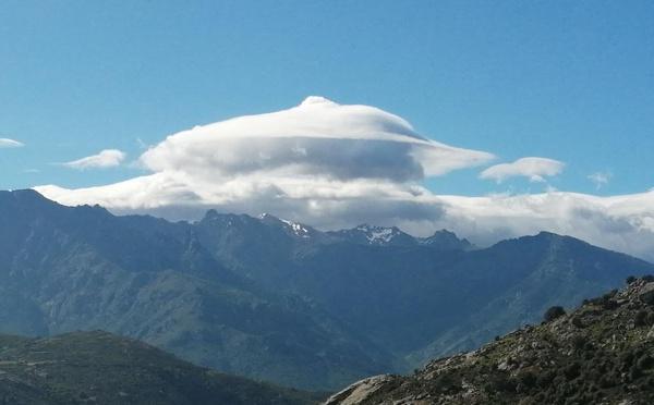 A màghjina - Capu Occi : una navicella bianca sopra Lumiu ?