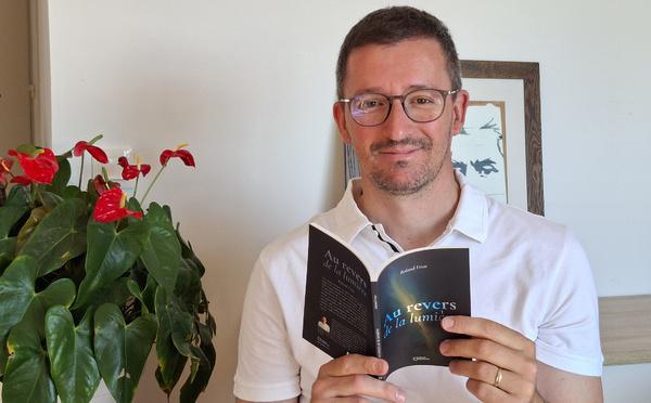 « Au revers de la lumière » : Un voyage poétique et philosophique de Roland Frias