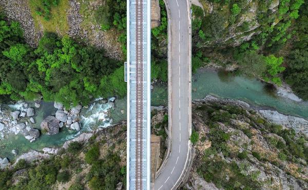 A màghjina - U ponte di u Vecchiu, filu d’acciaghju sopra à l’abissu