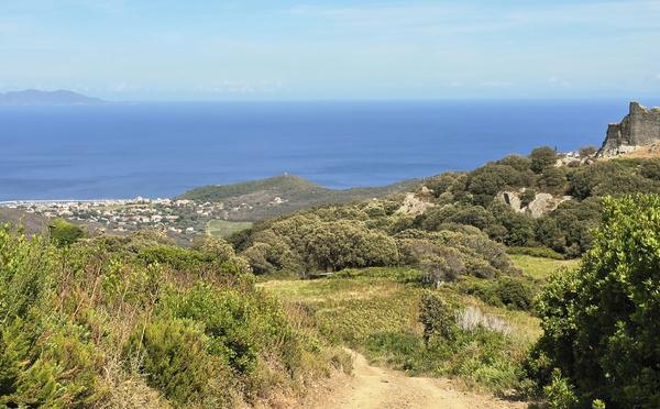 A màghjina - In Capicorsu, u castellu San Colombanu supraneghja a marina