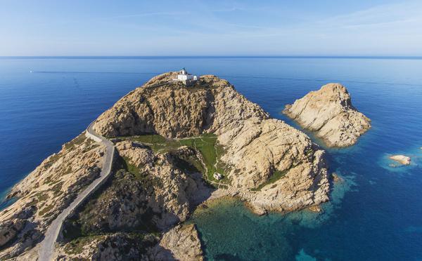 Le créateur Simon Porte Jacquemus choisit l’Île-Rousse et le Phare de la Pietra pour son prochain défilé