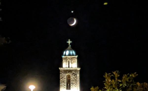 A màghjina - U campanile di Prupià sott'à u surrisu di a Luna