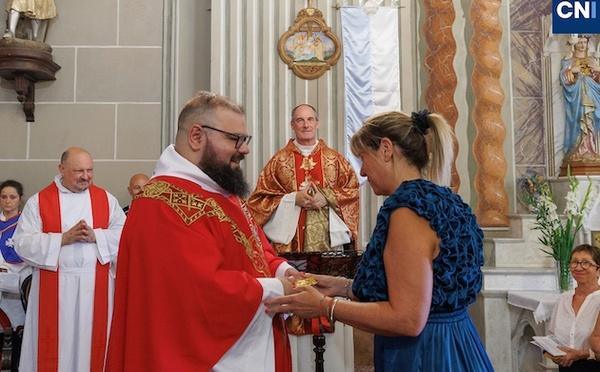 Le nouveau curé de la paroisse de Petra Nera installé par le cardinal Bustillo
