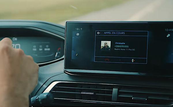 Au volant, téléphoner est dangereux, même avec un kit mains libres&nbsp;!
