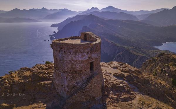 Rando à Capu Rossu : la magie de l'aube sur les falaises rouges