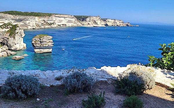 A màghjina - In Bonifaziu u celu, u mare è a petra si facenu culori
