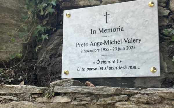 Cambia - Une plaque à la mémoire de l'abbé Ange-Michel Valery a été dévoilée sur le fronton de la fontaine