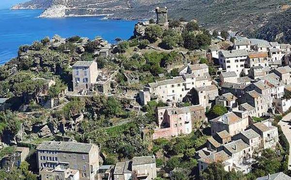 A màghjina - Nonza, un nidu di petra di pettu à l'infinitu