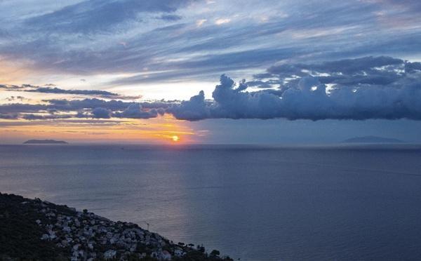 A màghjina - Trà Capraia è l’Elba, nasce u ghjornu