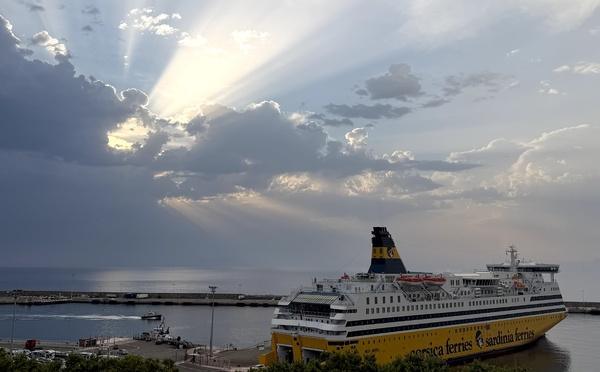 A màghjina - U sole trapassa i nivuli sopra Bastia