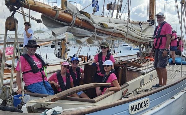 Régate Rose : à Ajaccio, une journée en mer pour 22 femmes touchées par le cancer du sein
