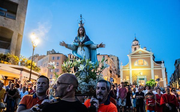 À Ajaccio, la Vierge Marie portée en procession à la veille de l’Assomption