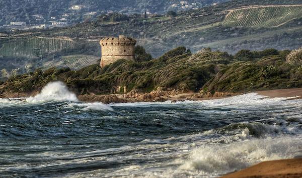A màghjina - A torra di Capitellu, di pettu à u mare