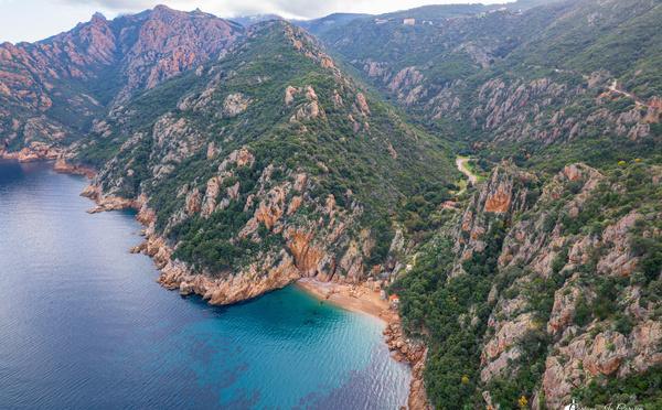 A màghjina - Ficaghjola, un ghjuvellu trà e petre rosse è u mare