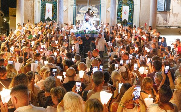 À Lavasina, les flambeaux ont une nouvelle fois éclairé la veille de la Nativité