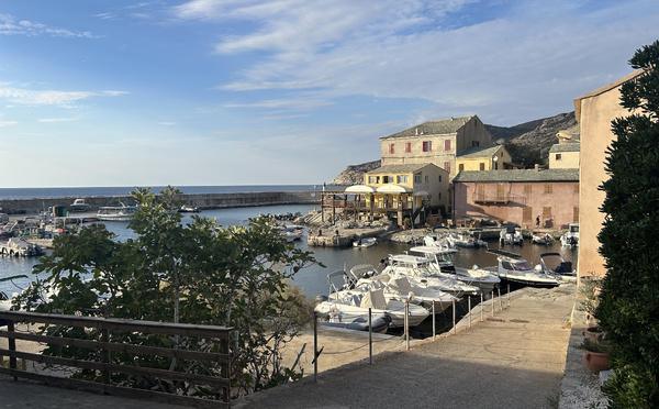 A màghjina : Centuri, un abbracciu di sole