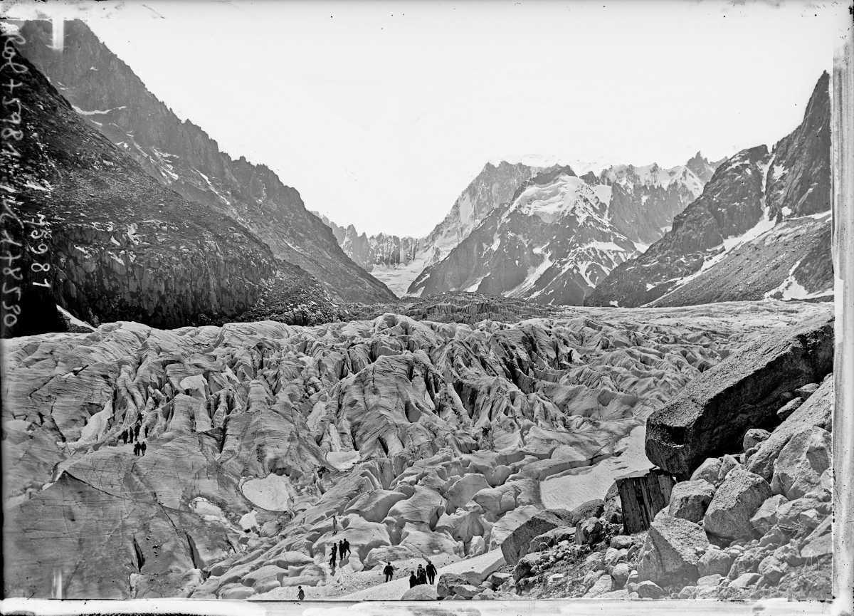[BNF] - Photos impressionnantes de la Mer de Glace dans les années 1920, avant la crise climatique et ses conséquence désastreuse pour le glacier 